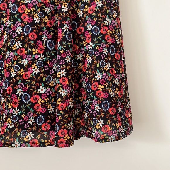 REVIEW Daisy Chain Black Floral Fit and Flare Midi Dress - Picture 10 of 14